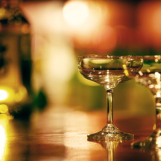 カウンターに置かれた空のシャンパングラス