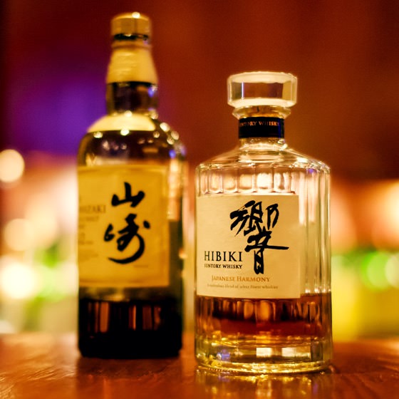 カウンターに置かれたウイスキーのボトル